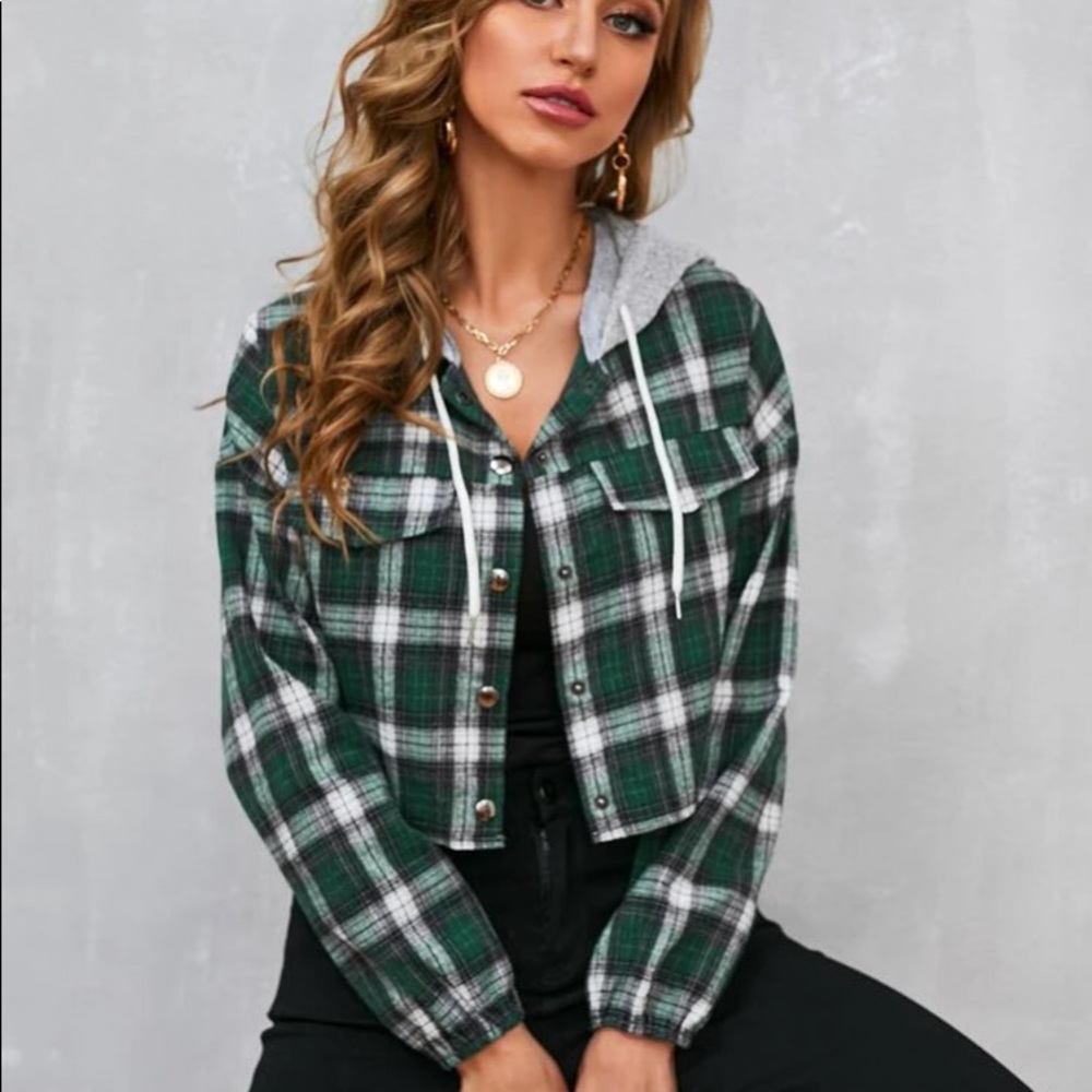 NWOTCrop contrast plaid drawstring hoodie.